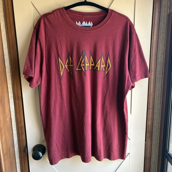 NWT Mens Def Leppard  Burgundy band tee size large - Picture 1 of 7